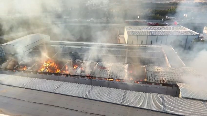 Bursa’nın Nilüfer ilçesinde bir mobilya üretimi yapılan fabrikada çıkan yangın