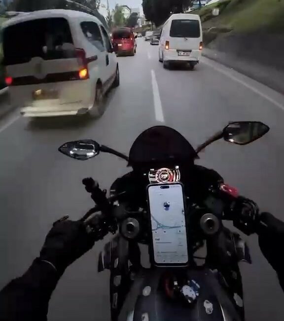 Bursa’da motosikletlinin kaçış manevrası kazayla sonuçlandı Bursa’da araçların arasından hızla ilerleyen motosiklet, sinyal vermeden şerit değiştirdiği