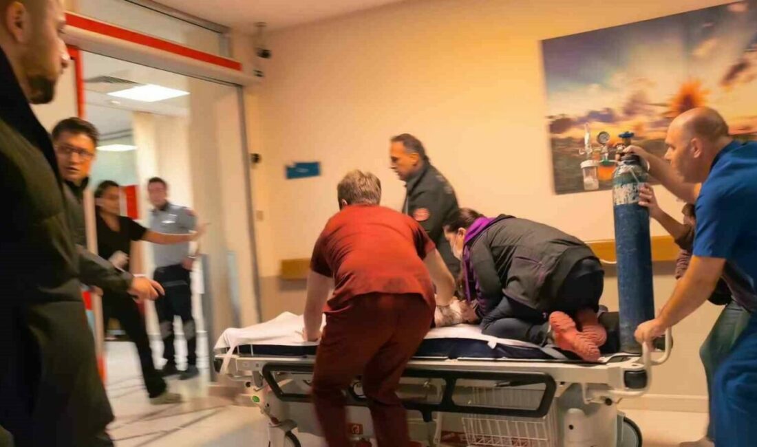 Bursa’da nefes kesen anlar…Sedye üzerinde hayata döndürme çabası Bursa’nın İnegöl ilçesinde nefes borusuna tavuk eti kaçan 1 yaşındaki