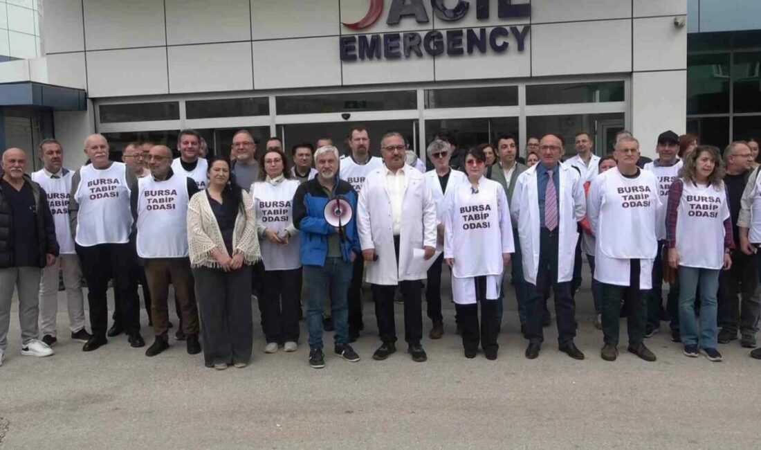 Bursa’da NEV Hastanesi önünde 6 aydır maaşlarını alamayan hekimlerden eylem Bursa’da NEV Esentepe Hastanesi’nde yaşanan ekonomik sorunlar nedeniyle ücretlerini alamadıklarını