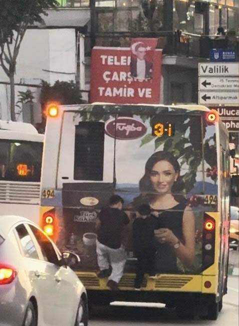 Bursa’da çocukların otobüsün arkasına tutunarak tehlikeli yolculuğu kameraya yansıdı. Osmangazi