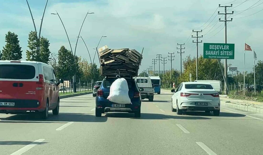 Bursa’da otomobilin üzerine yüklediği kartonlarla trafikte ilerledi Bursa’nın Nilüfer ilçesinde bir sürücü, otomobilinin üzerine yüklediği kartonlarla trafikte