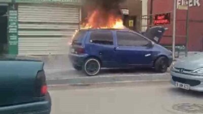 Bursa’da park halindeki otomobilde çıkan yangın paniğe neden oldu. Alevlere