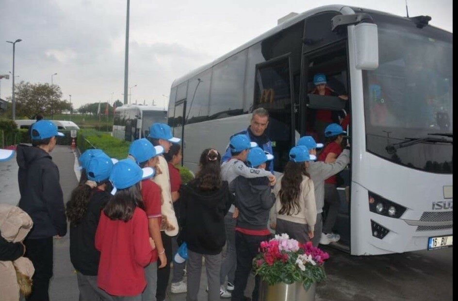 Bursa’da polis, 48 öğrenciyi sinemayla buluşturdu Bursa Emniyet Müdürlüğü tarafından yürütülen “Birlikte Güzel Yarınlara, Güvenli Bursa”