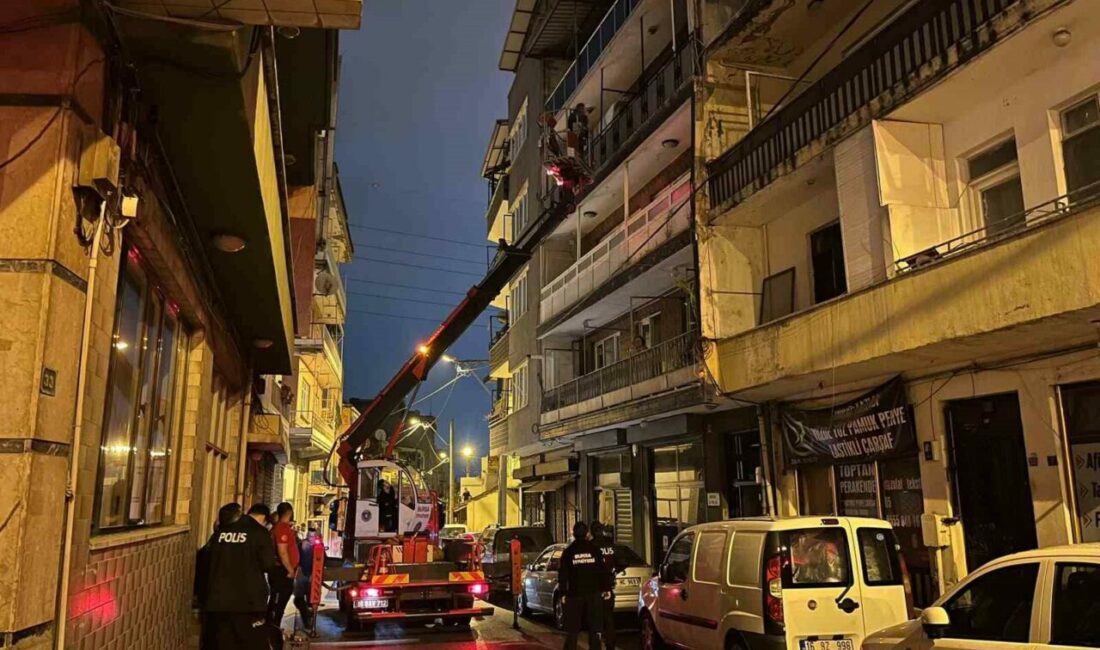Bursa’da saatler süren rehine krizi: Annesini rehin aldı, özel harekat operasyonuyla evden çıkarıldı Bursa’nın Osmangazi ilçesinde annesini saatlerce rehin alan şahıs, özel harekat