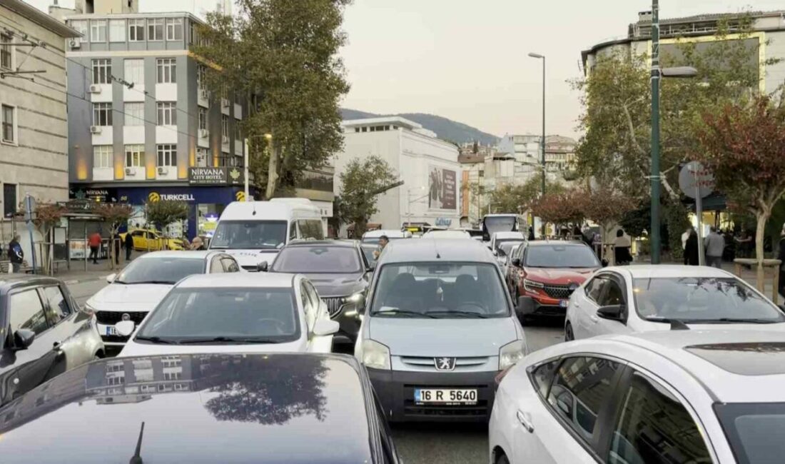 Bursa’da sabah namazı yoğunluğu: Trafik tek şeride düştü Bursa’da sabah namazını Ulucami’de kılmak isteyen vatandaşların oluşturduğu yoğunluk, Atatürk