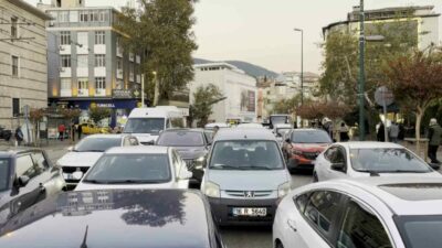 Bursa’da sabah namazını Ulucami’de kılmak isteyen vatandaşların oluşturduğu yoğunluk, Atatürk
