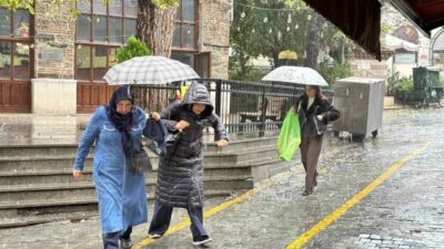 Bursa’da yağmur etkisini göstermeye başladı. Kentte yağışlı havanın etkisini artırması