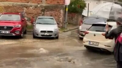 Bursa’da etkili olan şiddetli sağanak yağışın ardından pazar yerleri ve
