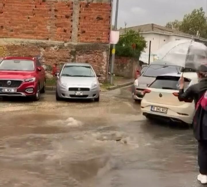 Bursa’da sağanak yağış hayatı olumsuz etkiledi: Pazar yerleri ve sokaklar göle döndü Bursa’da etkili olan şiddetli sağanak yağışın ardından pazar yerleri ve