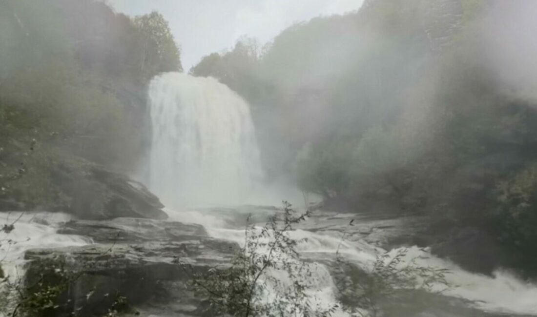 Bursa’da sağanak yağışın ardından Suuçtu Şelalesi coştu, Niagara’yı aratmadı Bursa’da etkili olan sağanak yağışın ardından Mustafakemalpaşa ilçesindeki Suuçtu Şelalesi