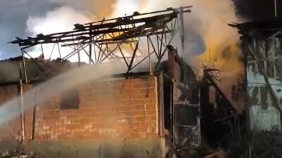 Bursa’nın İnegöl ilçesinde gece saatlerinde çıkan yangında samanlık kullanılamaz hale
