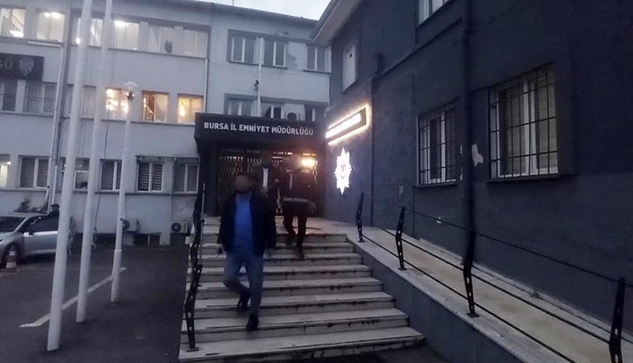 Bursa’da savunma sanayii maskesiyle dolandırıcılık operasyonu: 1 tutuklama Bursa’da savunma sanayii alanında faaliyet gösteren hayali şirket kurarak vatandaşları