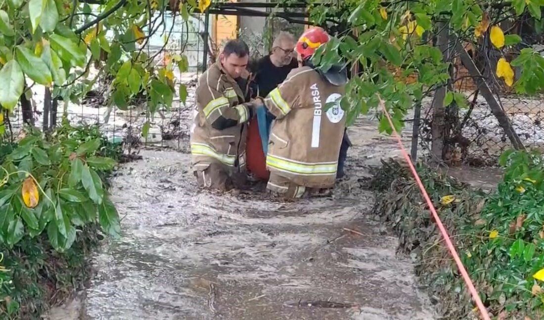 Bursa’da selde mahsur kalan aile itfaiye ve jandarma tarafından kurtarıldı Bursa’nın İznik ilçesinde sel sularının taşması sonucu evlerinde mahsur kalan