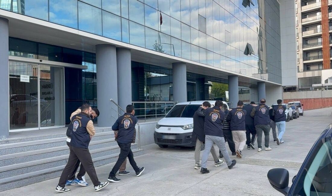 Bursa’da siber dolandırıcılık operasyonu: 4 şüpheli tutuklandı Bursa’da vatandaşları bilişim sistemleri aracılığıyla dolandırdıkları belirlenen şüphelilere yönelik düzenlenen