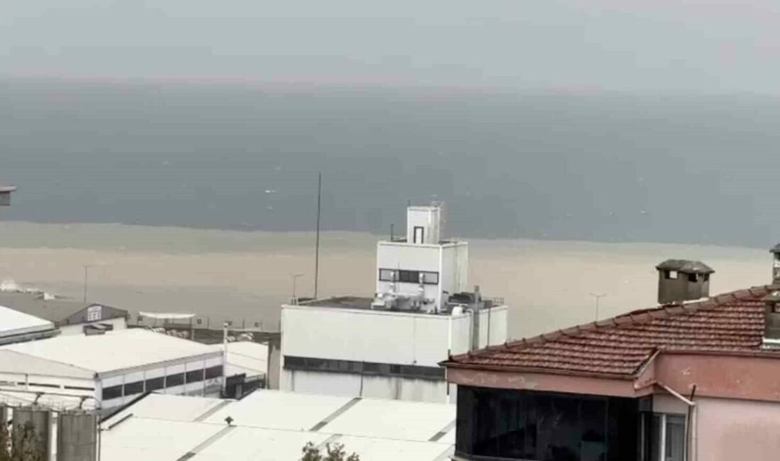 Bursa’da şiddetli fırtına ve sağanak yağış denizle karayı birleştirdi Bursa genelinde gece saatlerinden itibaren etkili olan sağanak yağış ve