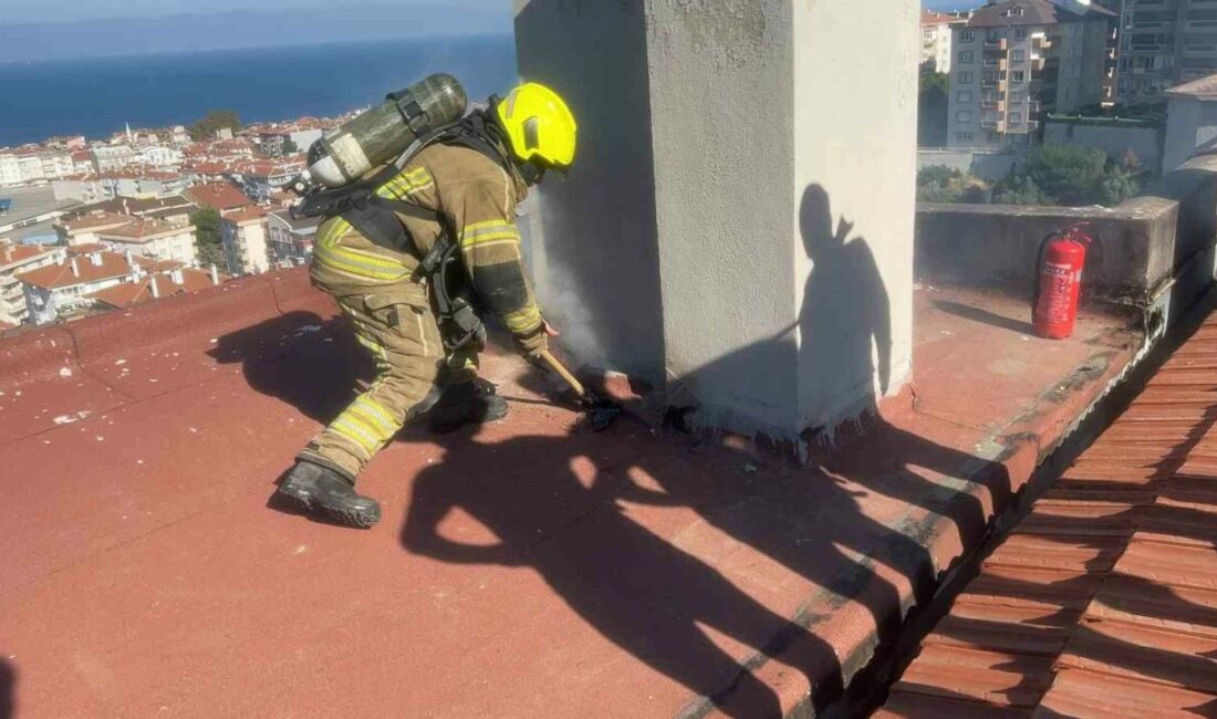 Bursa’da sitenin çatısında yangın paniği Bursa’nın Mudanya ilçesinde bir sitenin çatı kısmında tadilat çalışmalarının ardından
