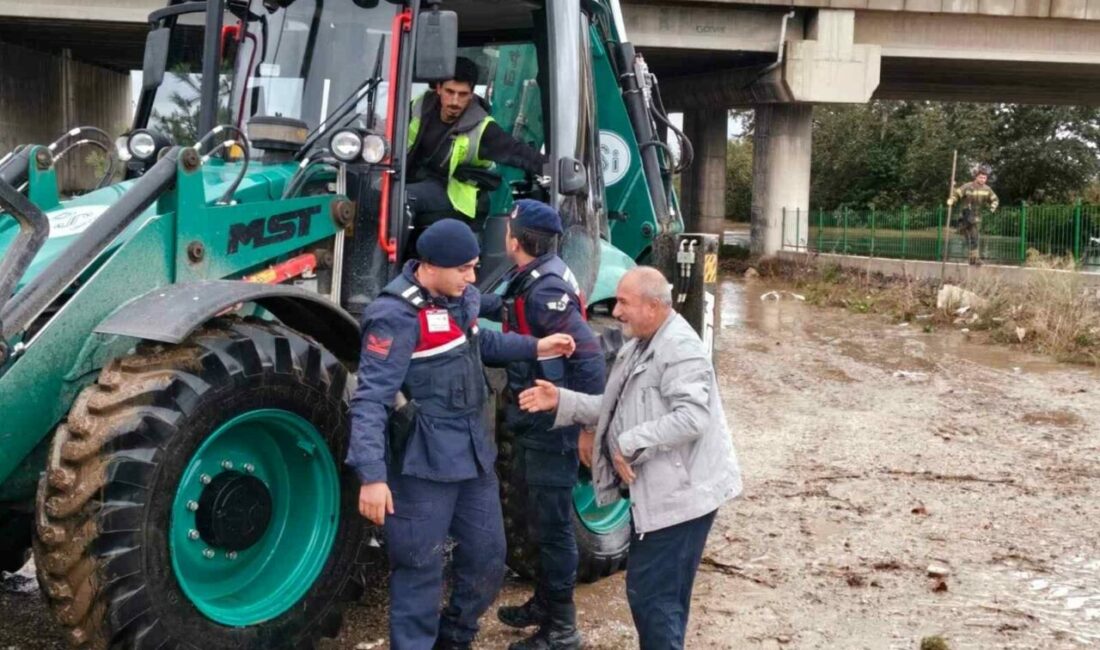 Bursa’da su taşkınında mahsur kalan vatandaşı jandarma kurtardı Bursa’da su taşkını nedeniyle evine giden yollar kapanan ve mahsur