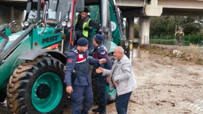 Bursa’da su taşkını nedeniyle evine giden yollar kapanan ve mahsur
