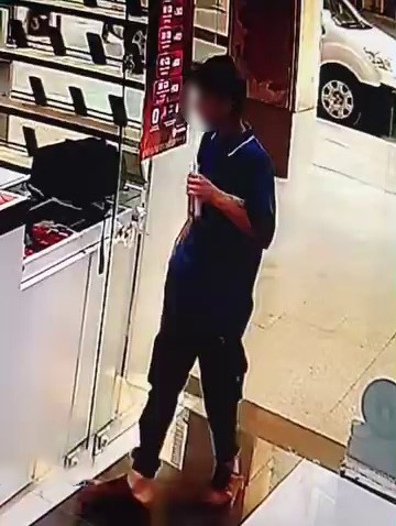 Bursa’nın İnegöl ilçesinde bir telefon satış mağazasına giren şüpheli, iş