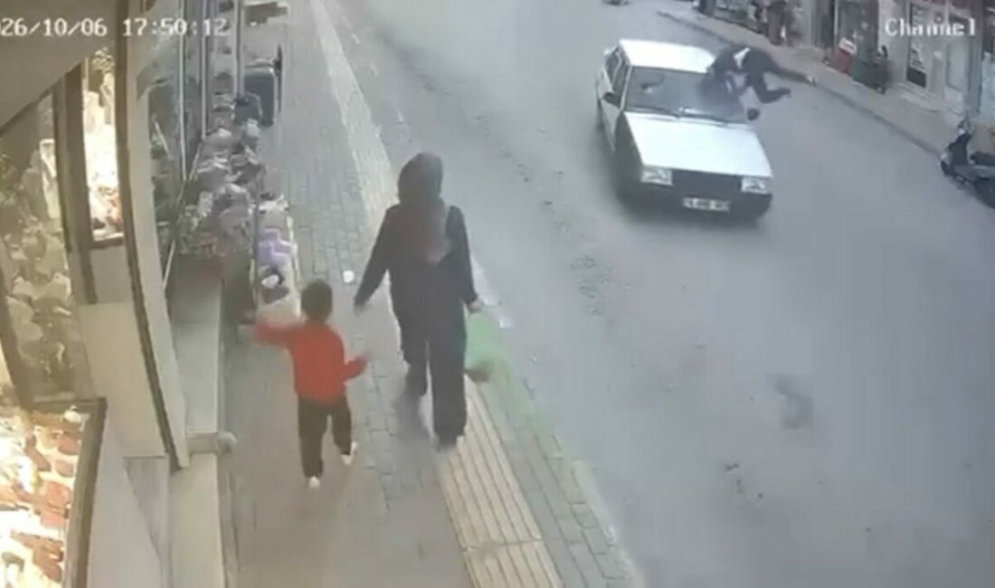 Bursa’da Tofaş marka otomobil, yolun karşısına geçmeye çalışan yayaya çarptı.