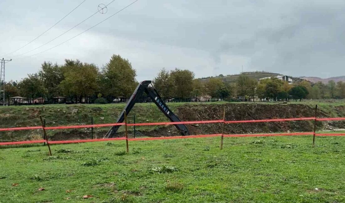 Bursa’da toprak kayması sonrası suyun akış yönü değişti, ekipler müdahale etti Bursa’nın Yıldırım ilçesi Cumalıkızık Mahallesi Deliçay mevkiinde meydana gelen toprak