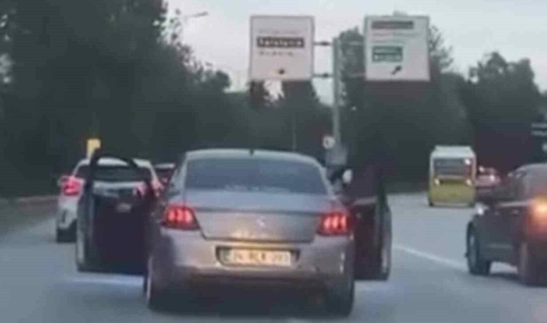 Bursa’da trafikte tehlikeli yolculuk kamerada Bursa’da otomobil sürücüsü ile yolcu, seyir halindeyken aracın ön kapılarını