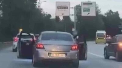 Bursa’da otomobil sürücüsü ile yolcu, seyir halindeyken aracın ön kapılarını