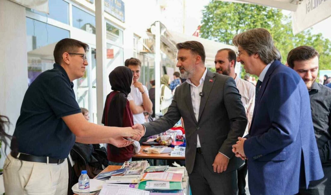 Bursa’da üniversitelilere ’Hoş geldin’ şöleni Bursa Büyükşehir Belediyesi Başkan Vekili Şahin Biba, Büyükşehir Belediyesi’nin katkılarıyla