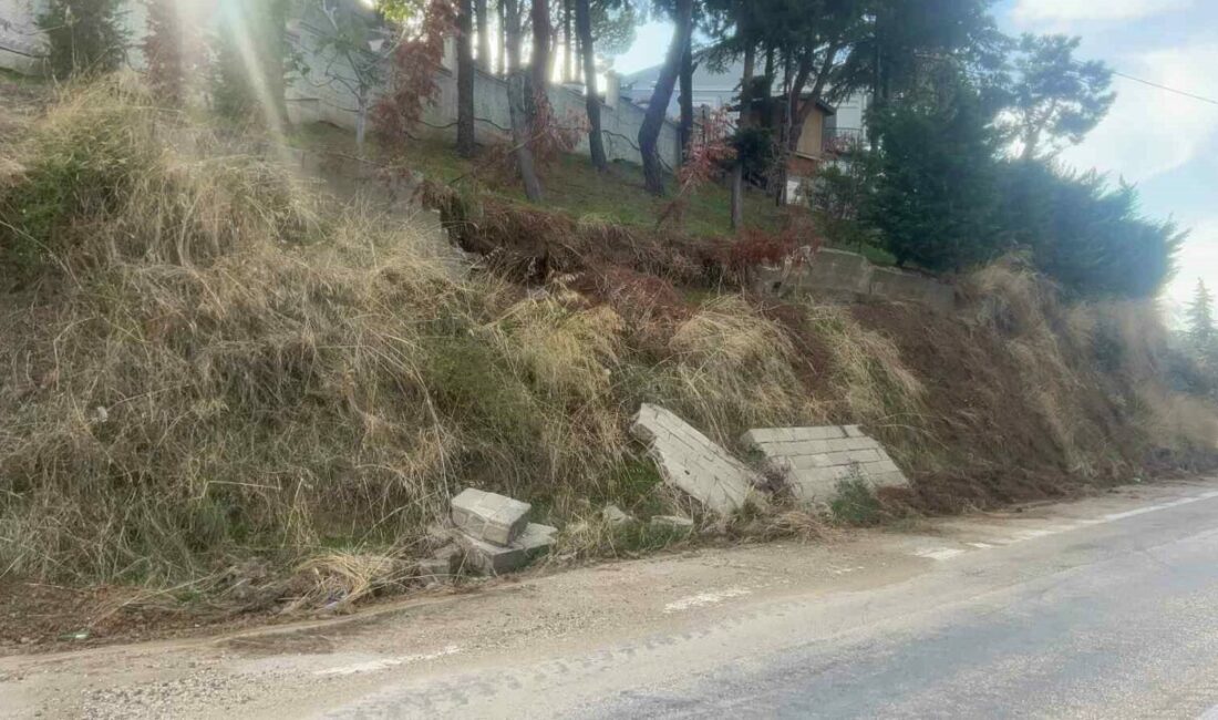 Bursa’da etkili olan yağışlar nedeniyle bir sitenin dış alanındaki istinat