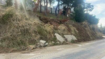 Bursa’da etkili olan yağışlar nedeniyle bir sitenin dış alanındaki istinat