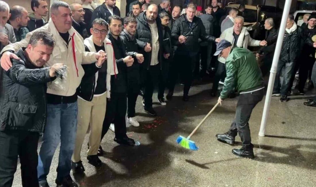 Bursa’da yağmur altında Arnavut damat coşkusu Bursa’da fırtına ve şiddetli yağmur uyarılarına rağmen düzenlenen düğün öncesi