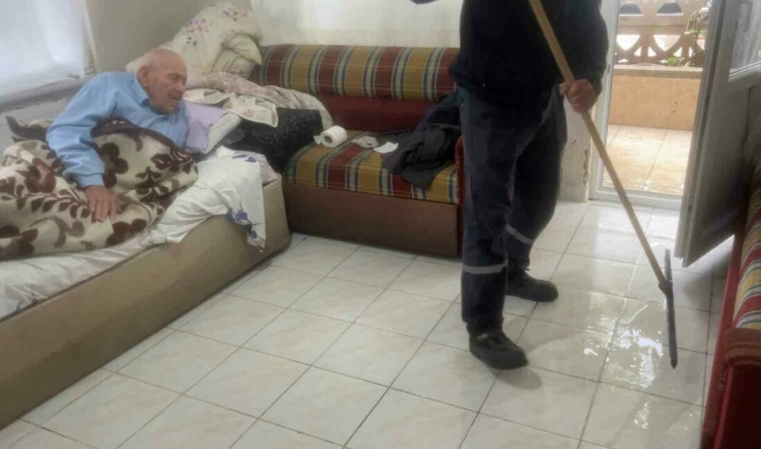 Bursa’da yağmur suları apartmanları bastı: 90 yaşındaki vatandaş mahsur kaldı Bursa’da tıkanan su giderleri nedeniyle apartmanların giriş katlarını su bastı.
