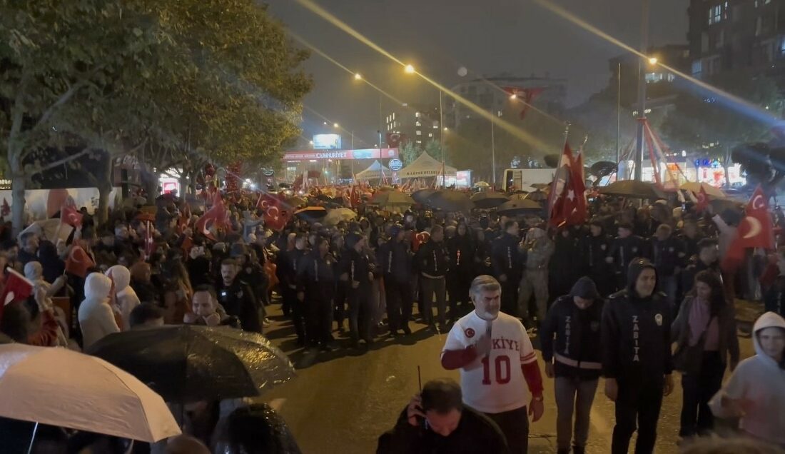 Bursa’da yağmura rağmen Can Bonomo ile Cumhuriyet coşkusu Bursa’da 29 Ekim Cumhuriyet Bayramı dolayısıyla düzenlenen konserde sahne alan
