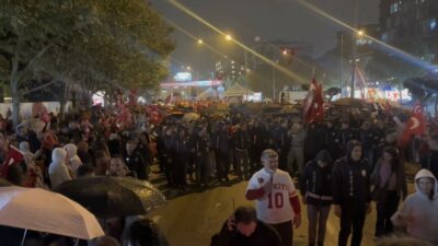 Bursa’da 29 Ekim Cumhuriyet Bayramı dolayısıyla düzenlenen konserde sahne alan