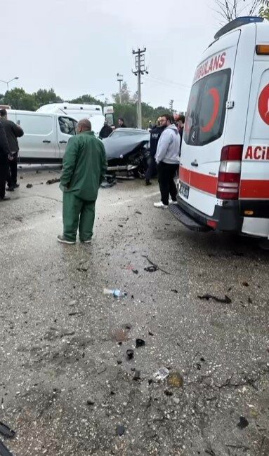 Bursa’da yağmurlu havada 5 araç birbirine girdi: 5 yaralı Bursa’nın Osmangazi ilçesinde yağmur nedeniyle kayganlaşan yolda meydana gelen zincirleme