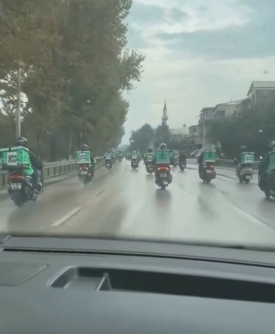 Bursa’da yüzlerce motokurye, vefat eden arkadaşları için konvoy yaptı Bursa’da geçtiğimiz ay geçirdiği trafik kazasında ağır yaralanan kurye, dün