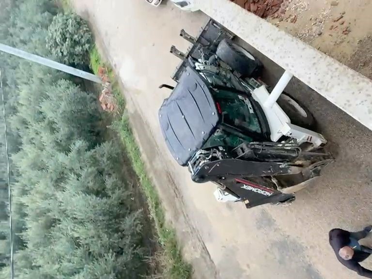 Bursa’nın gözde sahil bölgesinde yıkım gerginliği, çatılara çıktılar Bursa’nın Mudanya ilçesi Ayazma bölgesinde, mevzuata aykırı olduğu gerekçesiyle alınan