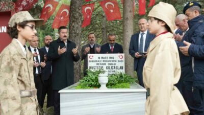 Çanakkale Savaşı’nda boğazı geçmeye çalışan Fransız denizaltısı Turkuaz’ı üç topçu