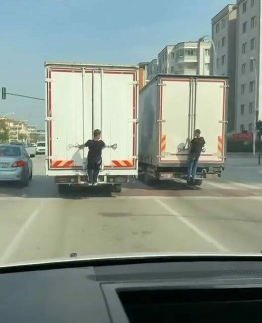 Çocukların tehlikeli oyunu kamerada Bursa’da seyir halindeki kamyonların arkasına tutunarak yolculuk yapan gençler, hem