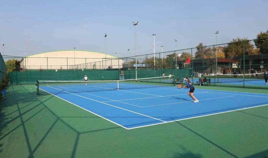Cumhuriyet coşkusu tenis kortlarına taşındı Bursa Büyükşehir Belediyesi tarafından 29 Ekim Cumhuriyet Bayramı etkinlikleri çerçevesinde