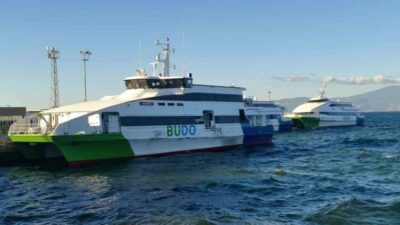 Marmara Denizi’nde etkili olan olumsuz hava şartları deniz ulaşımını etkiledi.