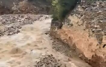Bursa’da sağanak yağış sonrası Cumalıkızık’ta bulunan derede heyelan meydana geldi.