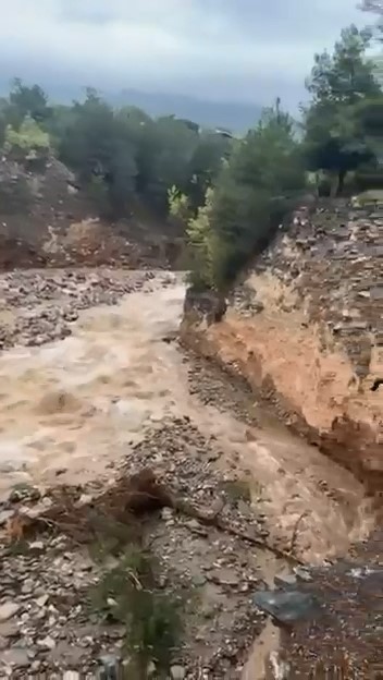 Derede heyelan anı kameraya yansıdı Bursa’da sağanak yağış sonrası Cumalıkızık’ta bulunan derede heyelan meydana geldi.