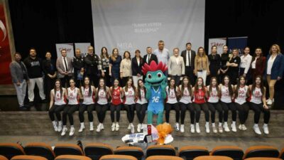 Öğrenciler, Dünya Kız Çocukları Günü’nde Kadınlar 2’nci Ligi’nde mücadele eden