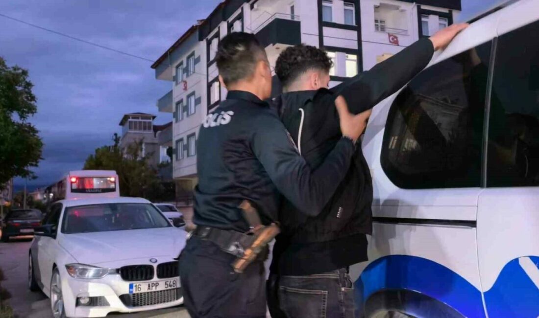 Ehliyet sınavında düzenekle yakalandı, gözaltına alındı Bursa’nın İnegöl ilçesinde elektronik ortamda gerçekleştirilen ehliyet sınavına kopya düzeneğiyle