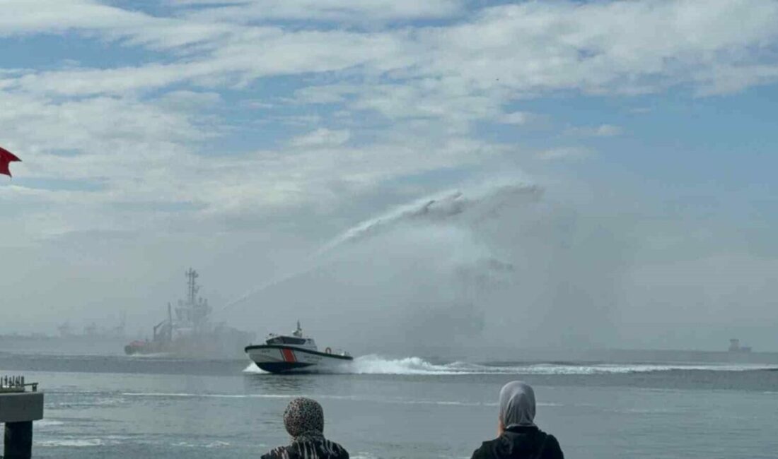 Gemlik’te Cumhuriyet Bayramı coşkusu denize taştı Bursa’nın Gemlik ilçesinde 29 Ekim Cumhuriyet Bayramı kutlamaları kapsamında, çelenk