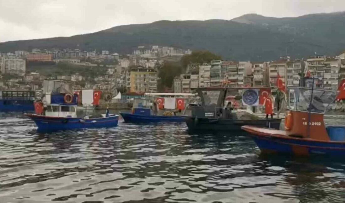 Gemlik’te tekne ve kayıklar Türk bayraklarıyla donatıldı Bursa’nın Gemlik ilçesinde balıkçılar, 29 Ekim Cumhuriyet Bayramı’nı tekne ve