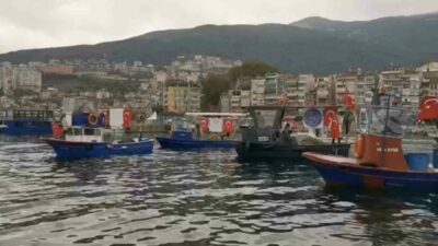 Bursa’nın Gemlik ilçesinde balıkçılar, 29 Ekim Cumhuriyet Bayramı’nı tekne ve