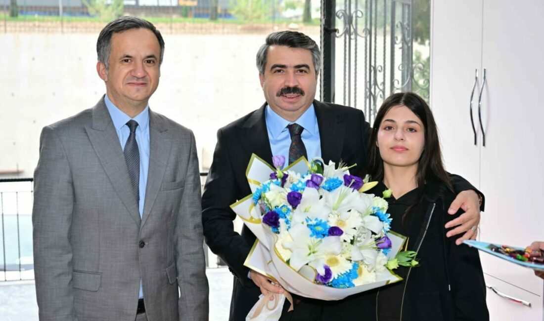 ‘Gençlerimiz geleceğimiz’ Yıldırım Belediye Başkanı Oktay Yılmaz, Ahmet Vefik Paşa Anadolu Lisesi’ni